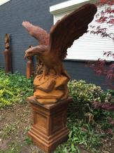 Sehr großer Adler-Oxydstein in Beutefang-Aktion, braun auf Sockel